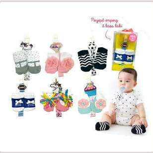 Royale Bebe Gift Pacifier Clip Booties